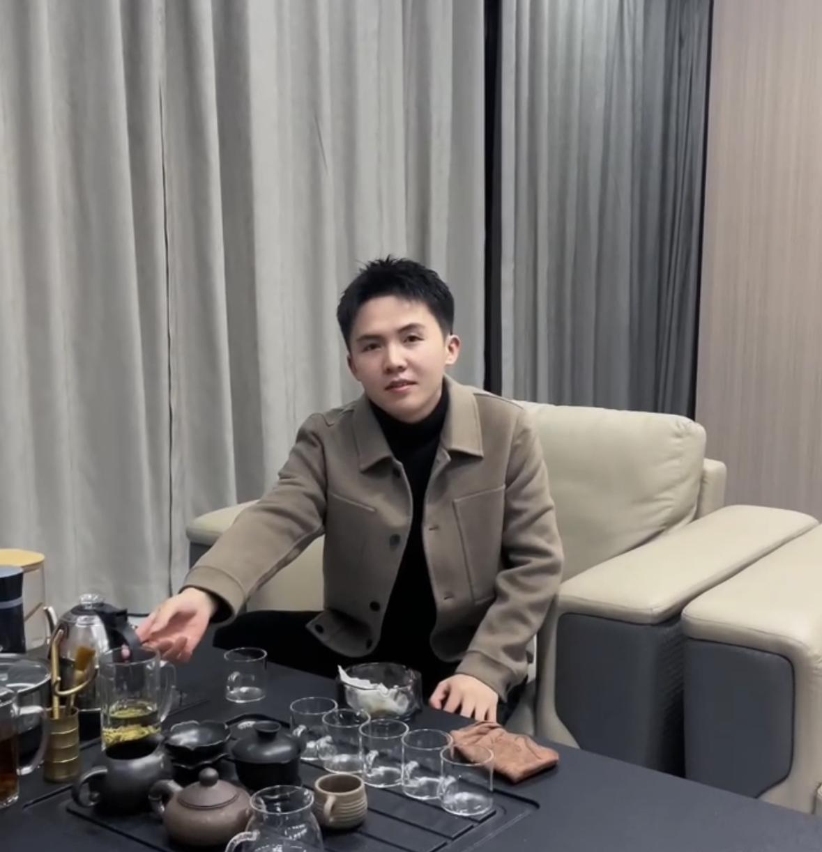 长脑子最快的捷径:拥有“资本视角”有两种看问题的方式-俊哥